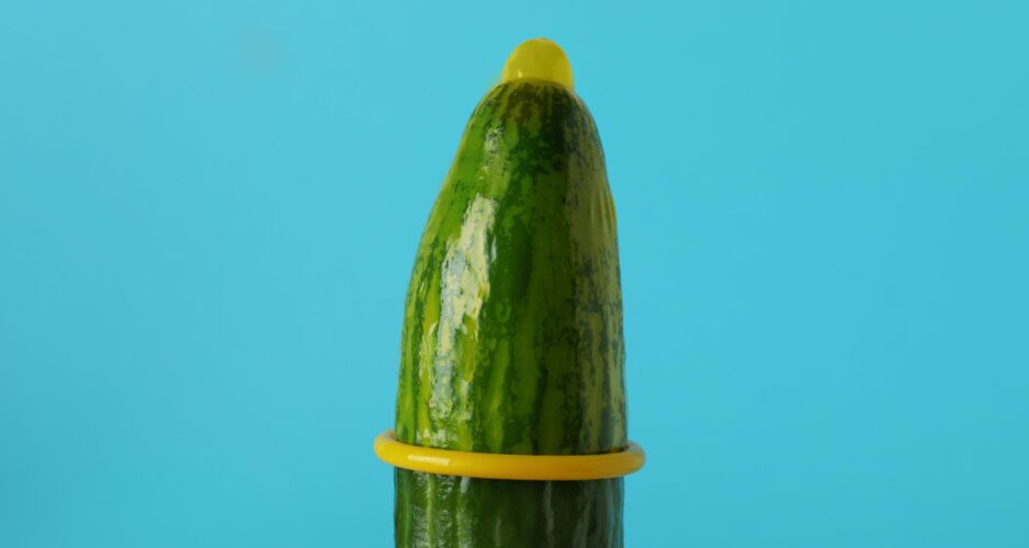 Préservatif sur un concombre