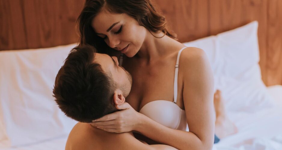 Couple dans un lit