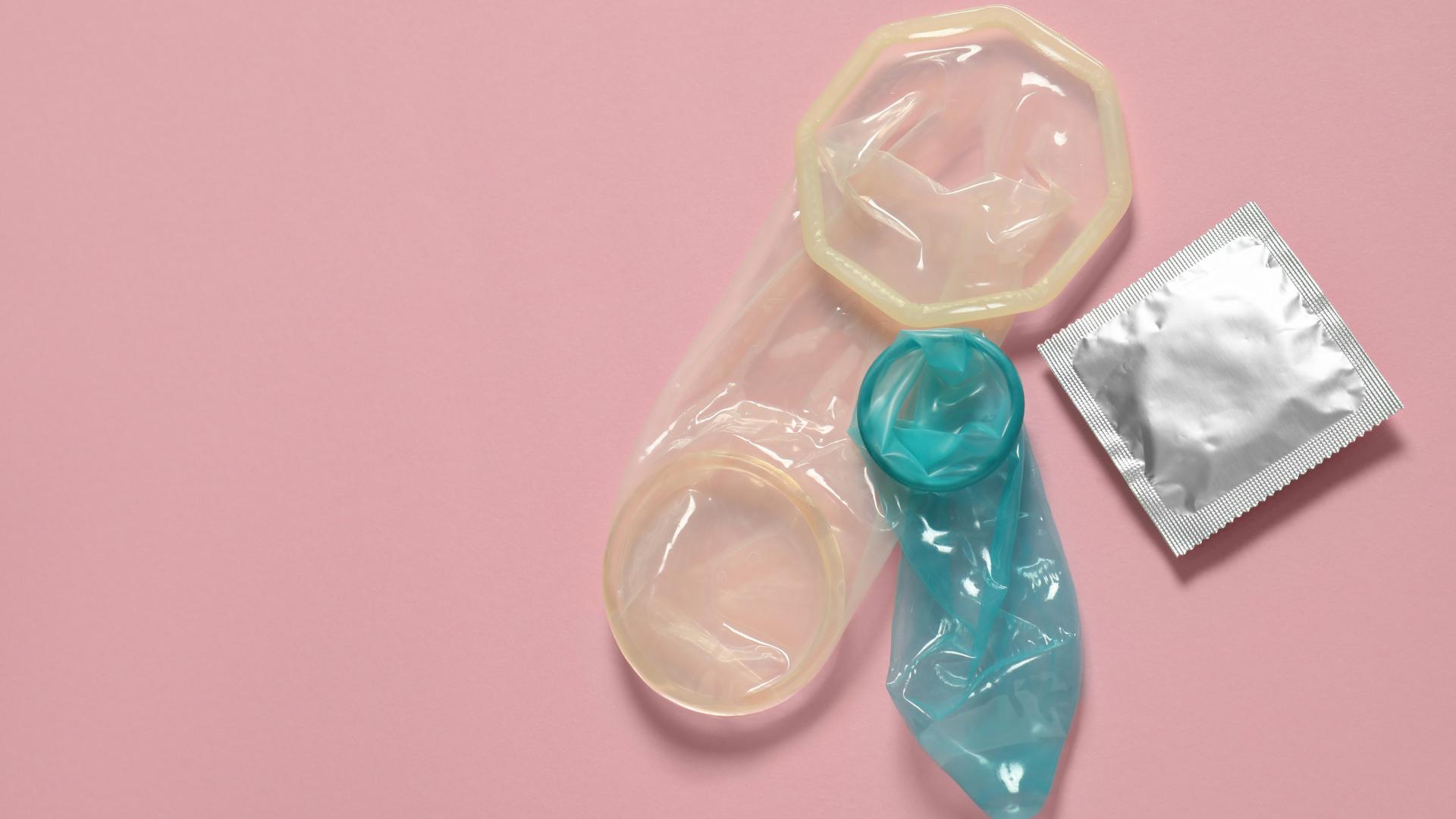 Préservatif féminin à côté d'un préservatif masculin