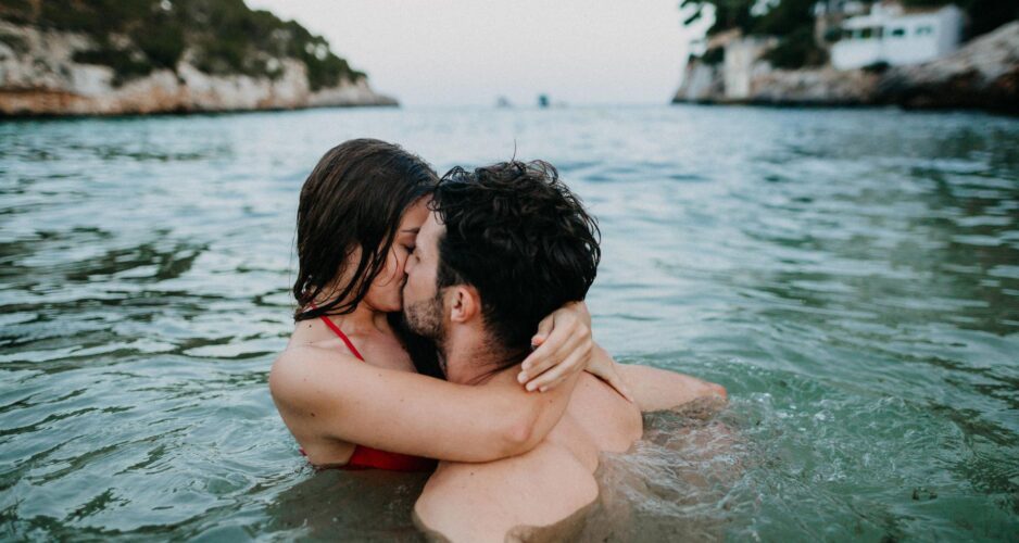 Couple qui s'embrasse